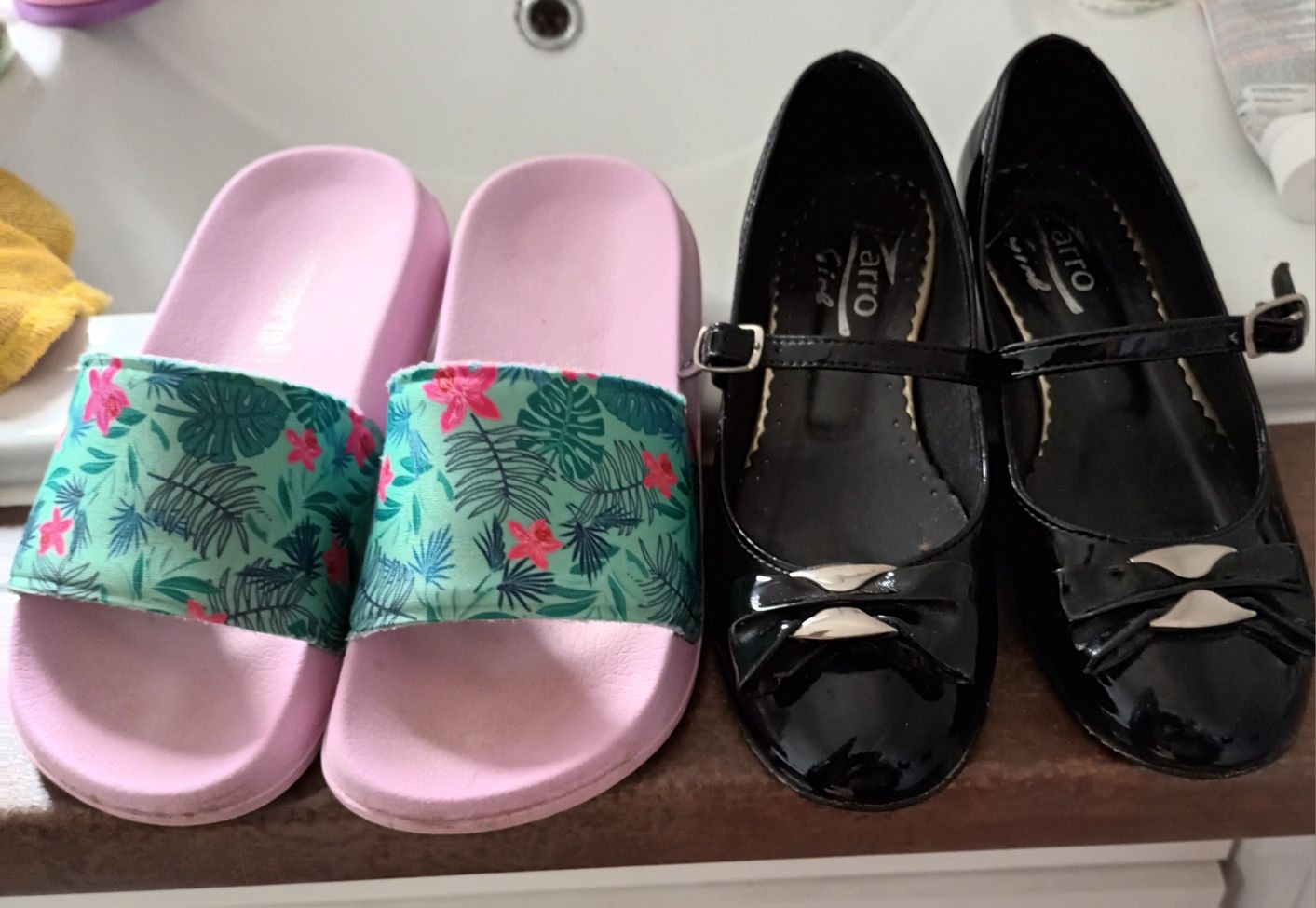 Buty lakierowane czarne 33 plus klapki