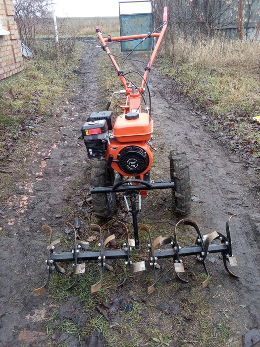 Продам мотоблок.  Почти новий.  В работе бил мало.