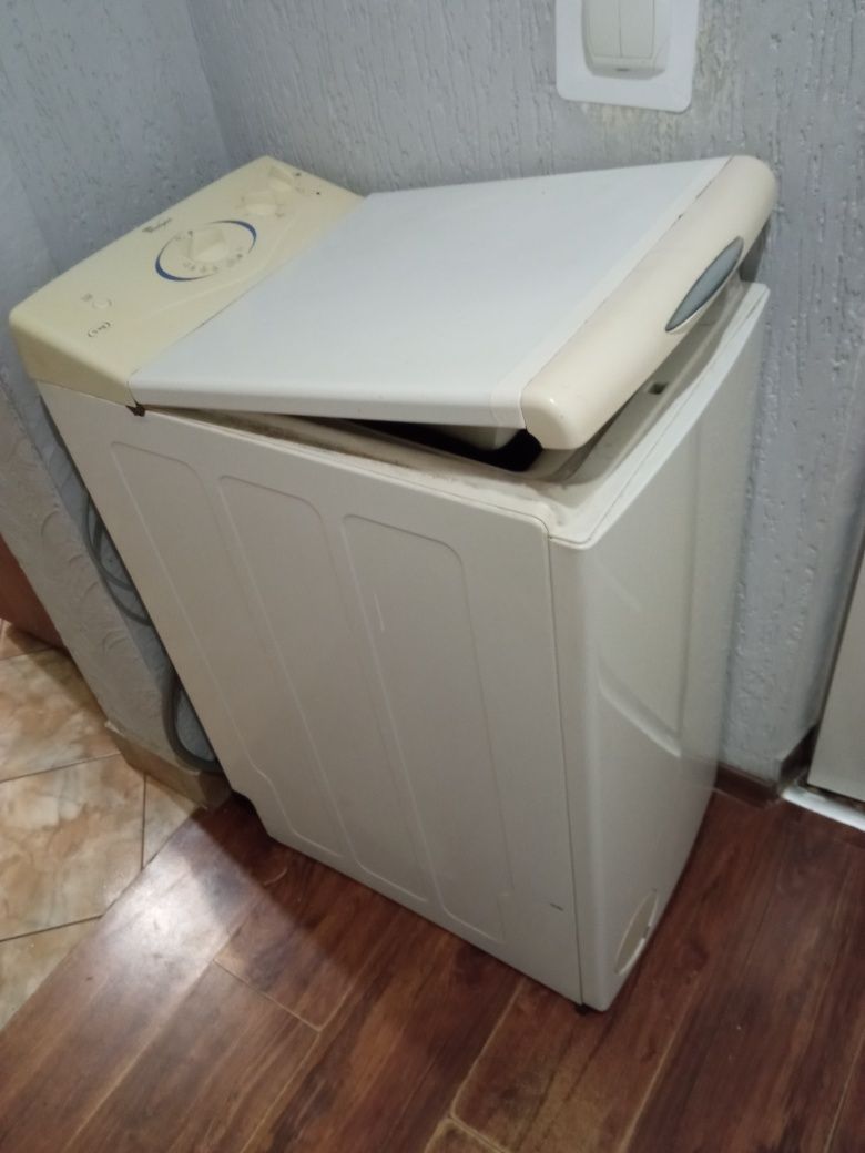 Пральня машинка Whirlpool