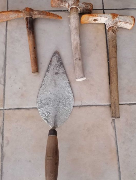 Martelos e colher de pedreiro, lote por 7€