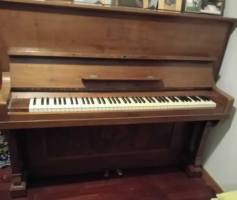 Piano antigo, em madeira natural, muito bonito.