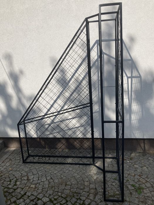 Czarny metalowy stojak na wina