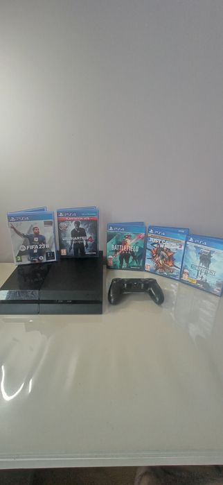 PlayStation 4 500 GB + 5 gier + pad + kabel HDMI i zasilający