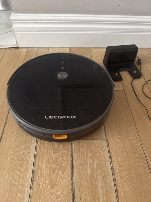 Робот пилесос liectroux в робочому стані