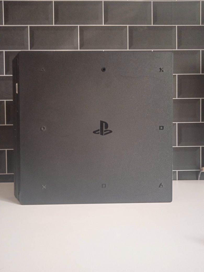 PlayStation4 pro + 1 kontroler stan bardzo dobry