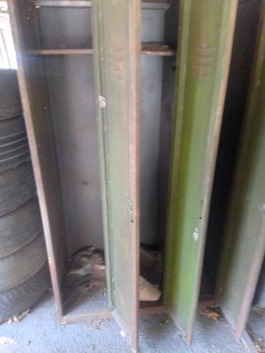 Шкаф металческий для автостоянки или офиса . Требует покраски .