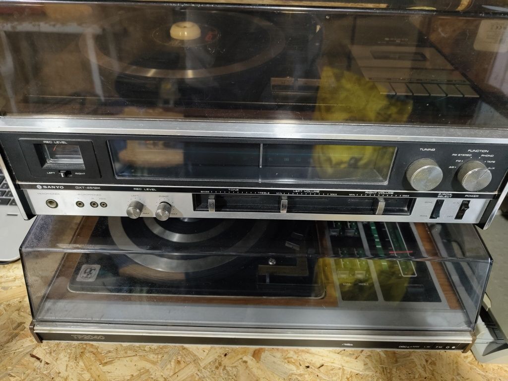 Aparelhagem sanyo anos 70, gira discos, radio e leitor de cassetes