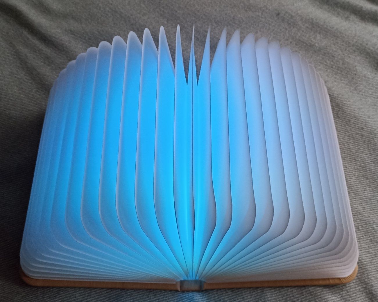 "Book Lamp'' przenośna lampka