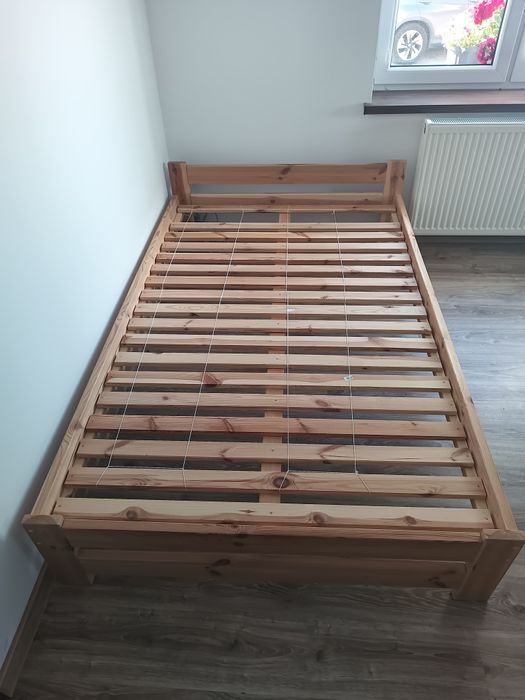 Łóżko drewniane ze stelażem