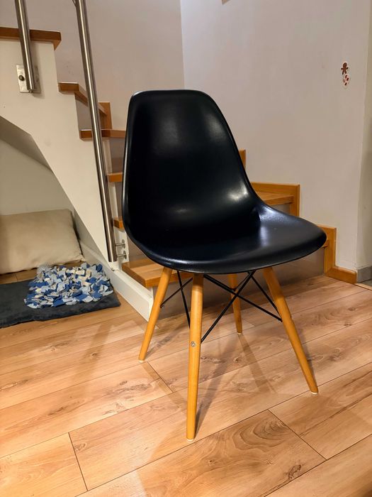 7 krzeseł w stylu skandynawskim i 2 stołki barowe