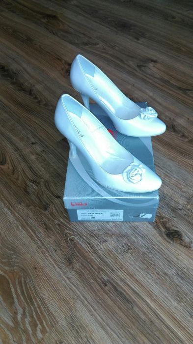 Sprzedam nowe skórzane białe buty rozmiar 38