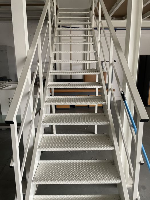 Plataforma em ferro “mezanini” com escada