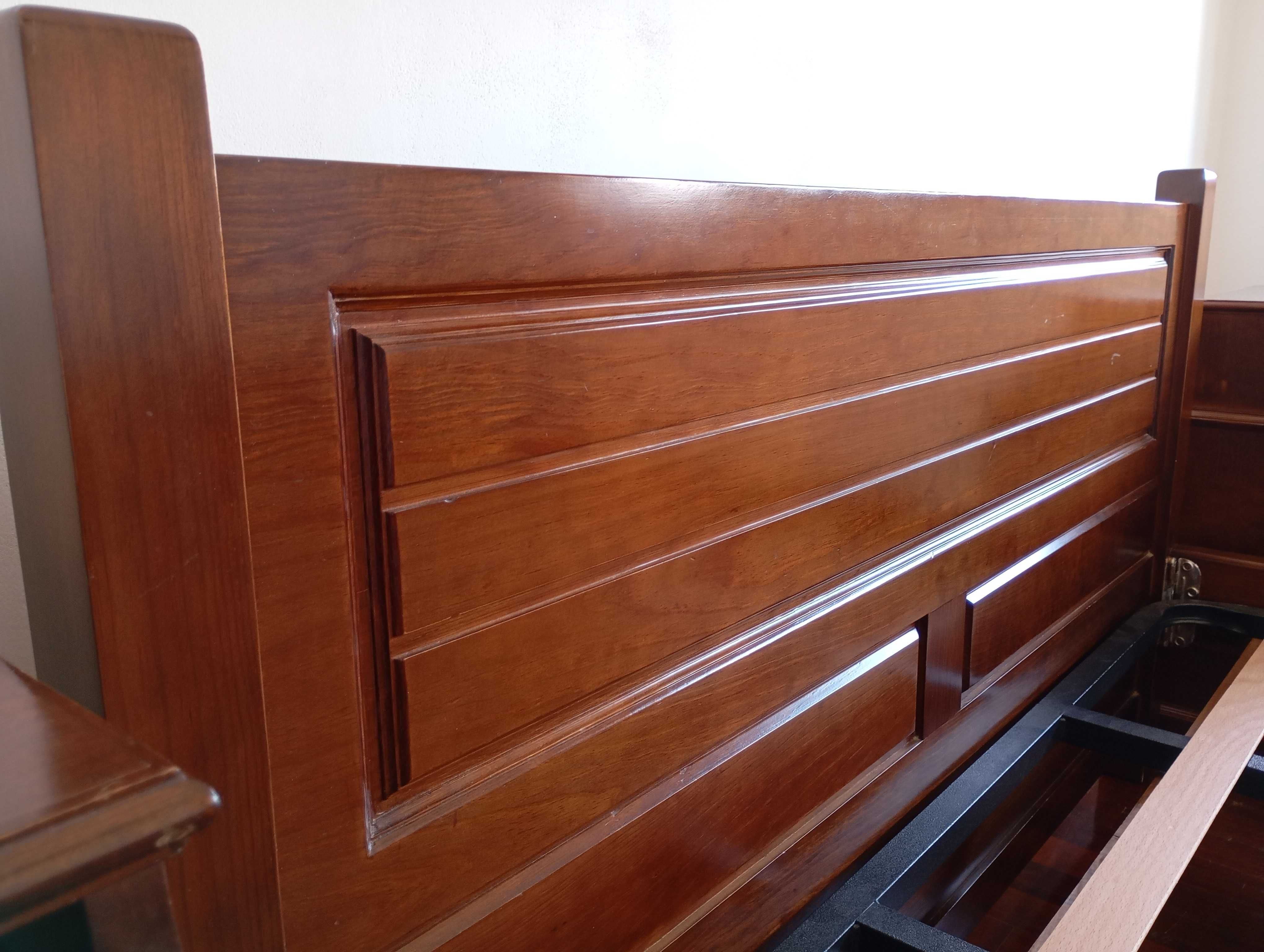 Mobilia de quarto (cama, estrado e mesinhas)