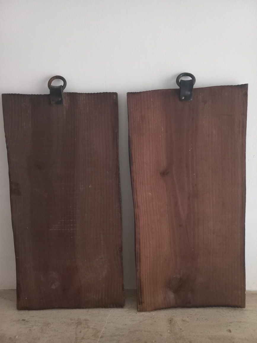 Dois quadros em madeira, decorativos e assinados.