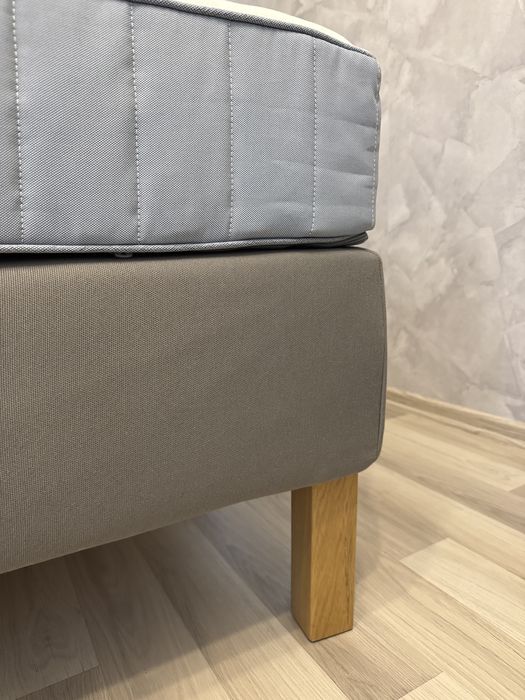 Łóżko kontynentalne z materacem  Ikea 140x200  w idealnym stanie