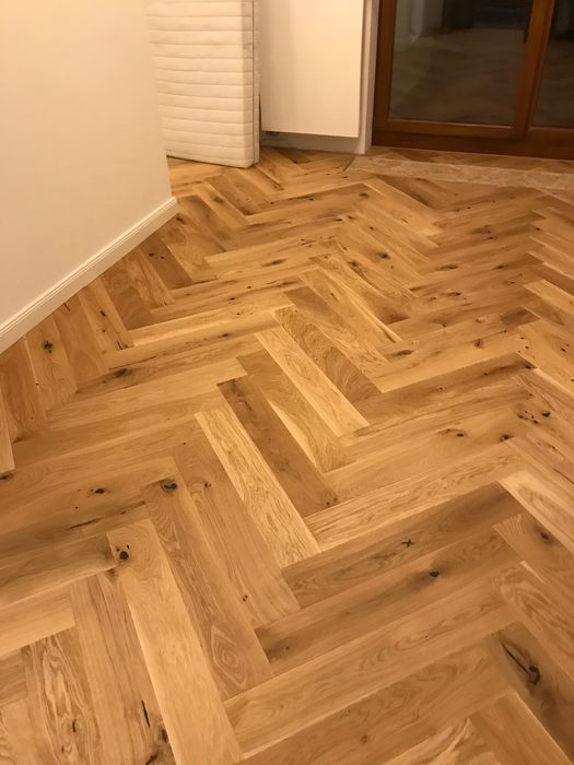 Montaż listew przypodłogowych parkietu paneli podłogowych deski