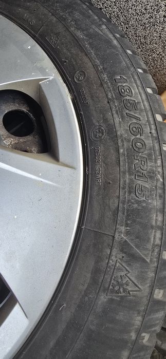 Sprzedam opony zimowe 15 firestone felgi kolpaki skoda rapid