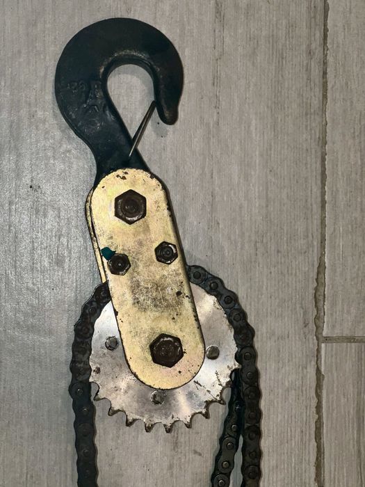 Wciągarka łańcuchowa – dźwig warsztatowy, sprawna, udźwig ok. 0,5–1T