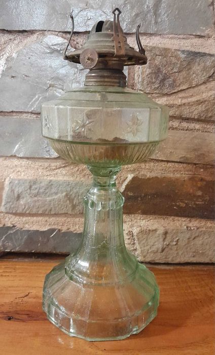 Lamparina antiga em vidro com suporte metálico — decoração