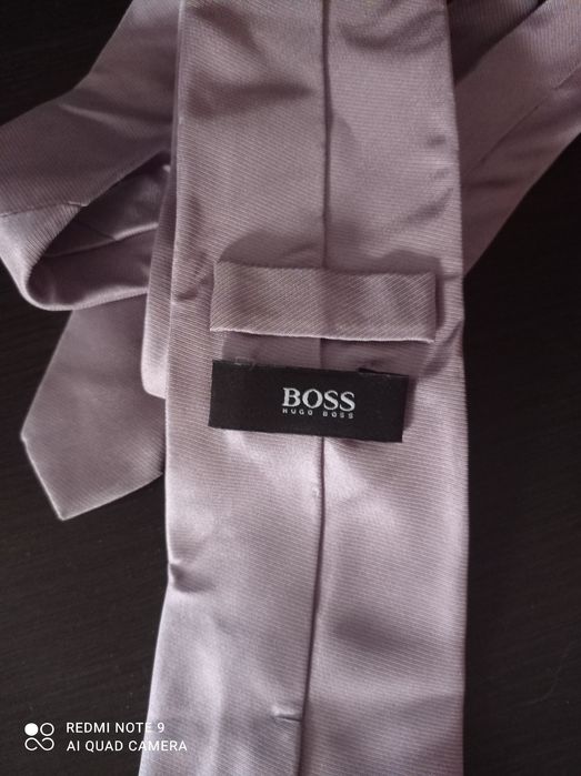 elegancki włoski krawat Hugo Boss - 100 % jedwab