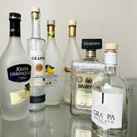 Zestaw nietypowych butelek po alkoholu