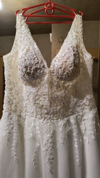 Śmietankowa suknia ślubna