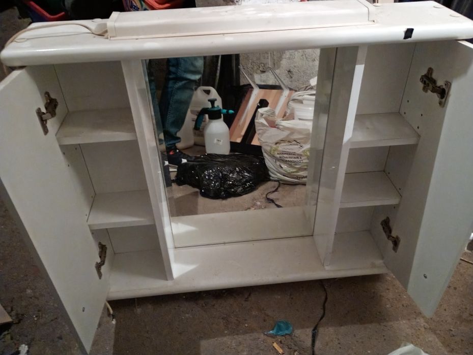 Szafka łaziekowa z oswietleniem