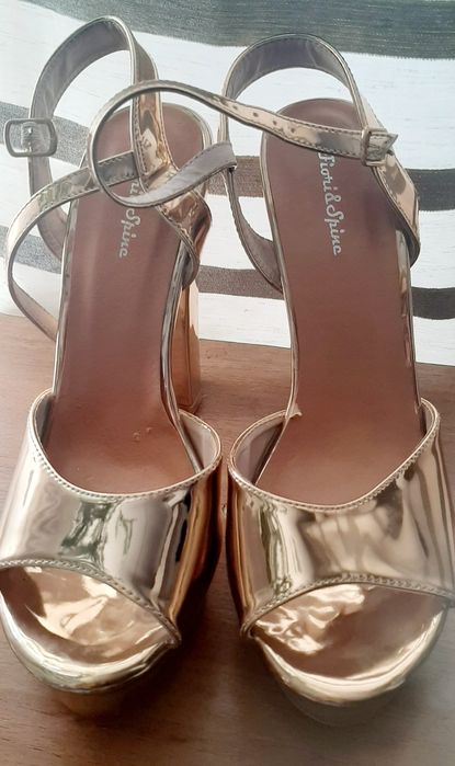 Продам босоніжки золотого кольору на високому каблуку