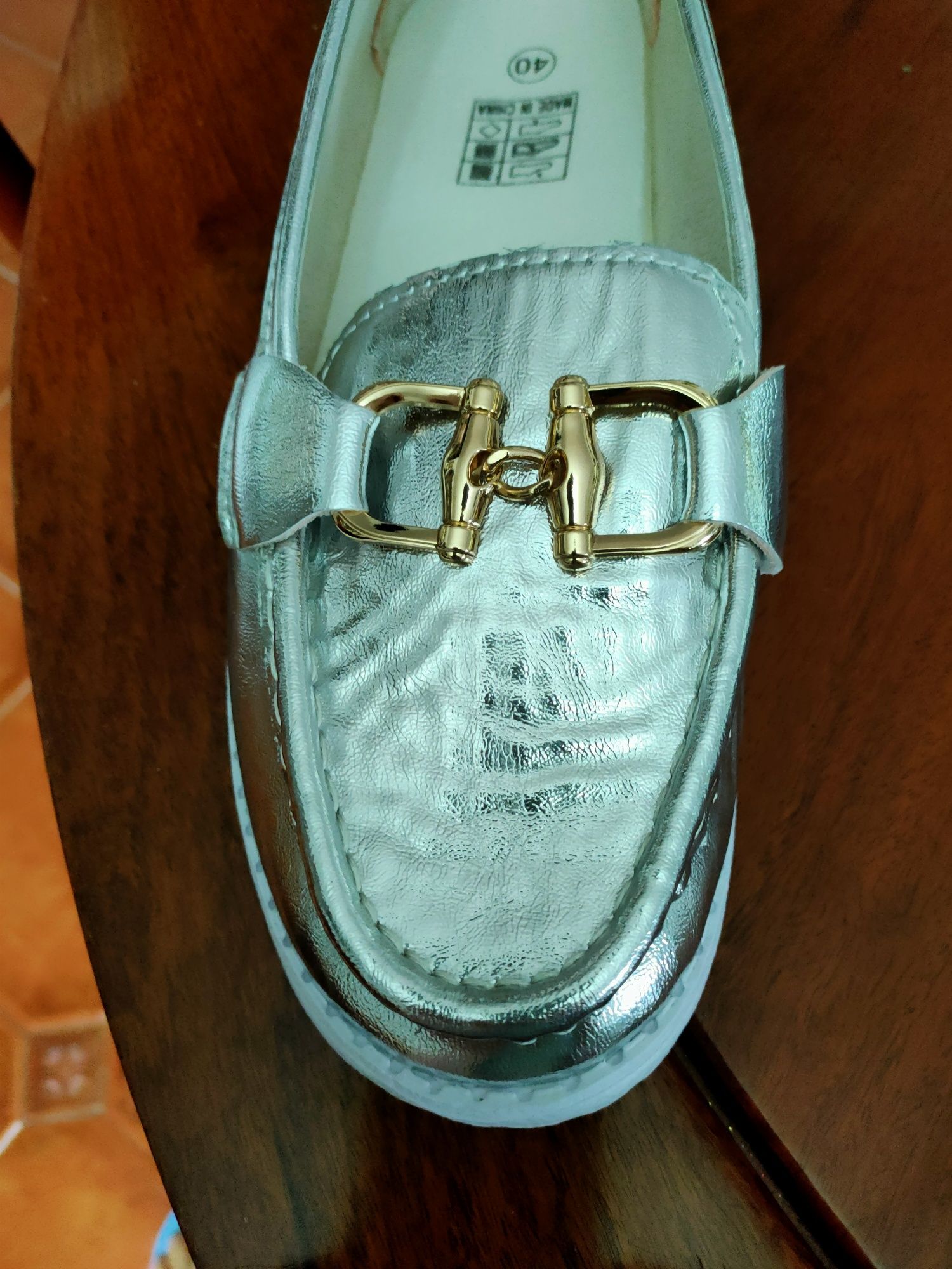 Par sapatos novos em prata com apontamentos dourados