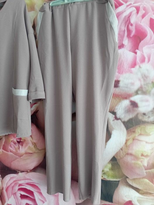 Жіночий брючний костюм