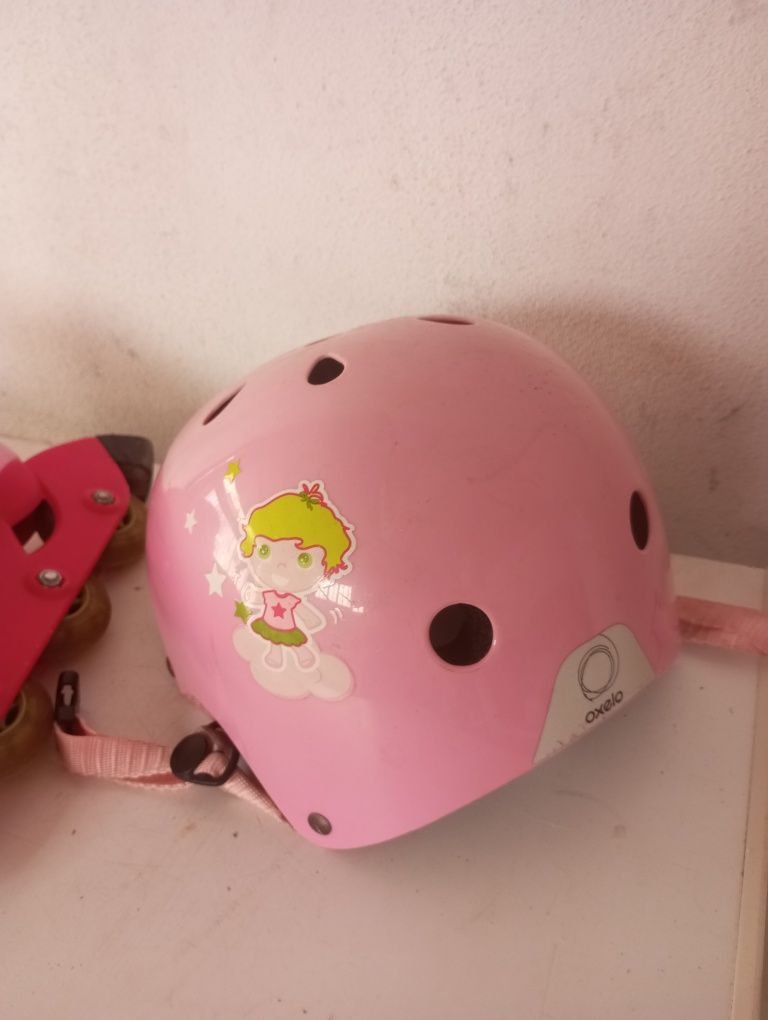 Patins e capacete