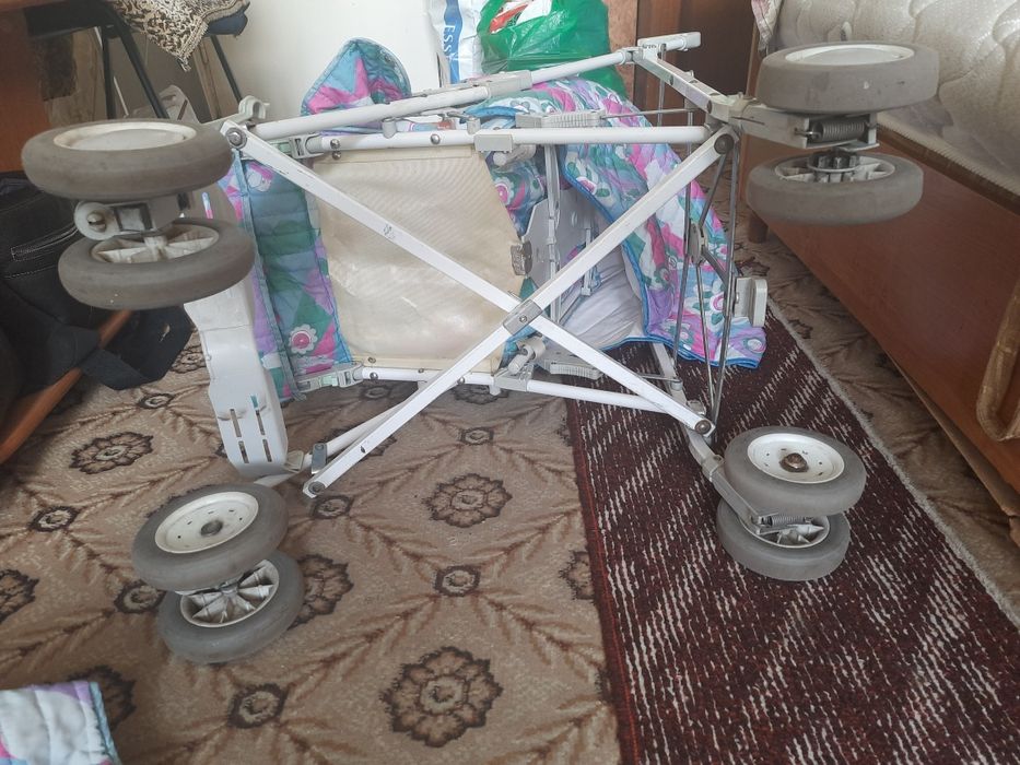 Продаю коляску детскую. Складную.