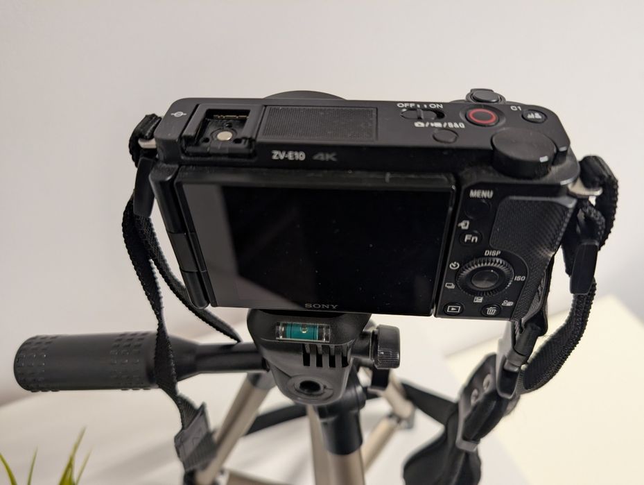 Sony ZV-E10 +obiektyw jasny Sigma 16 mm 1.4 stan idealny, 1 właściciel