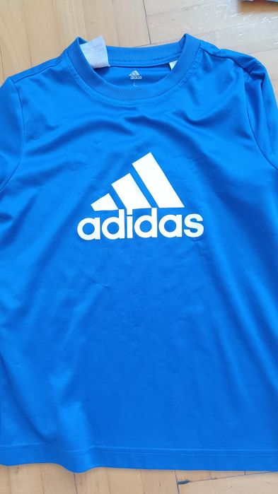 Koszulka adidas dla chłopca rozmiar 134 niebieska