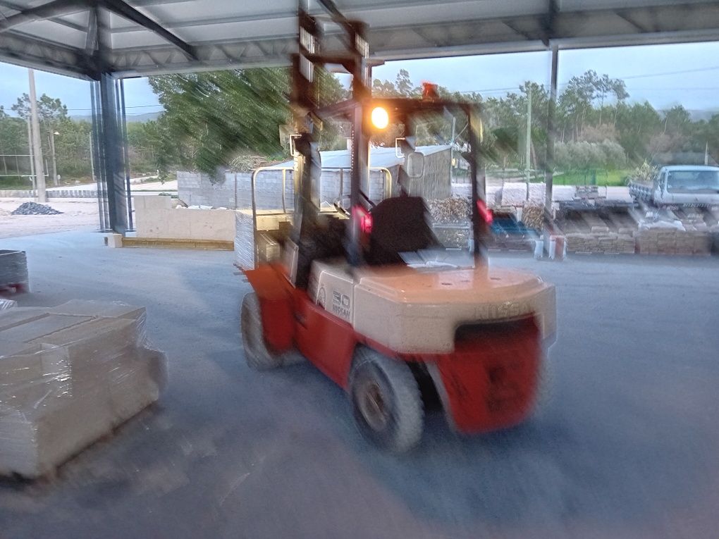 Empilhador Nissan 3T