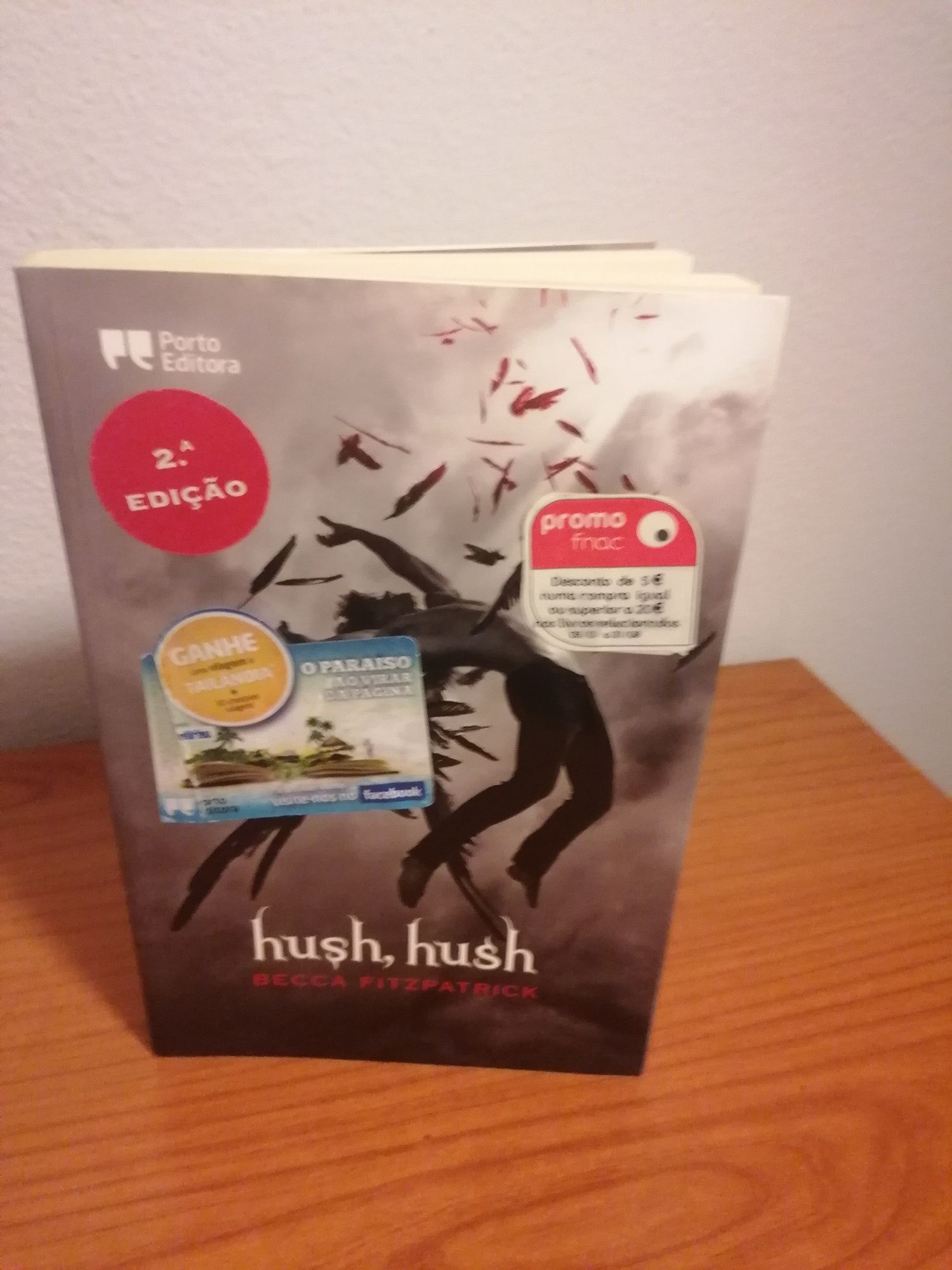 Um grande livro para ter à cabeceira da cama.