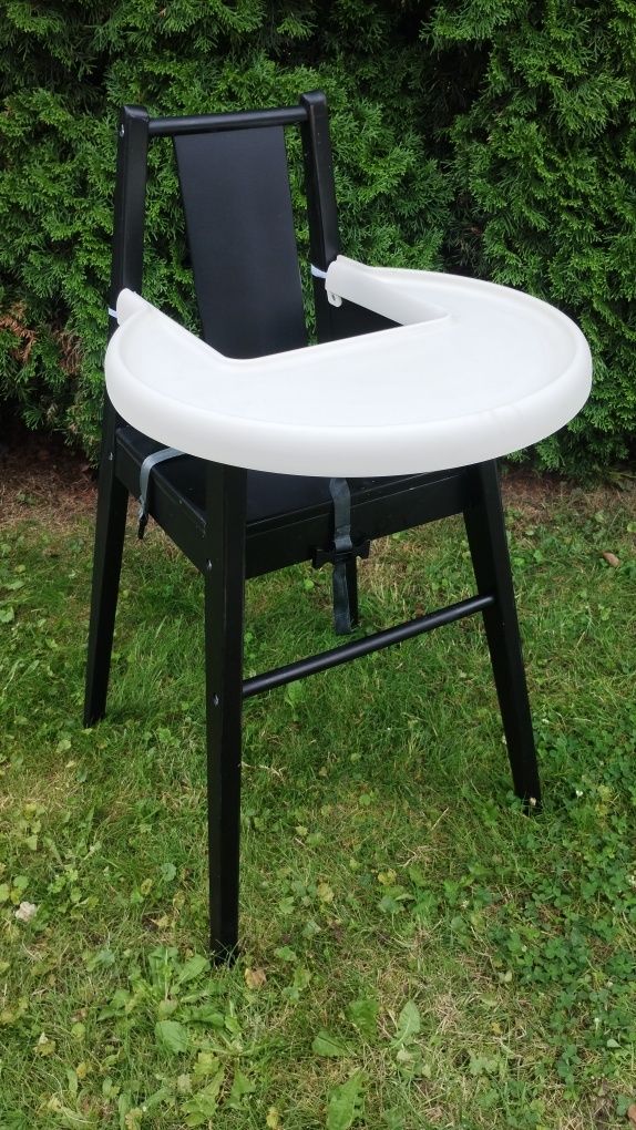 Czarne drewniane krzesełko do karmienia Ikea blames