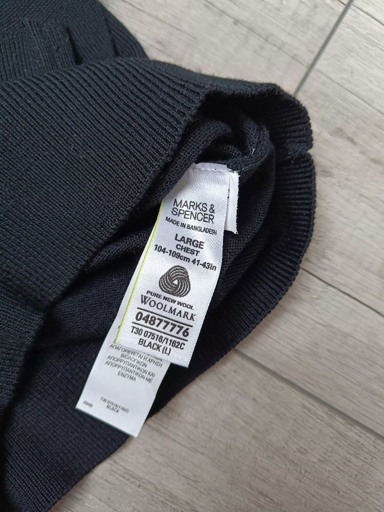 Nowy czarny sweter męski w serek, Marks & Spencer, wełna Marino, L /40