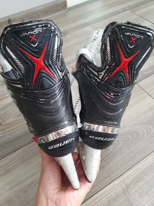 Łyżwy hokejowe Bauer Vapor X3.5 w rozmiarze 2.5.