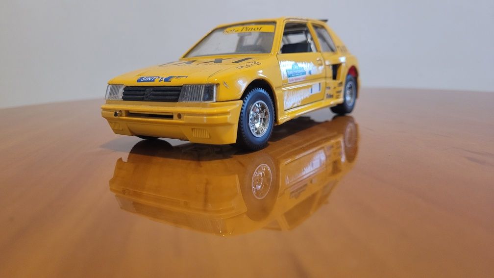 Bburago 1/25 Peugeot 205 turbo peugeot  Bburago 1/25 205 taxi resorak