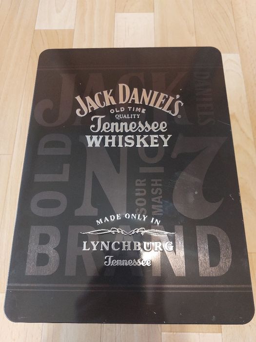 Jack Daniel's Metalowe pudełko prezentowe 0,7 plus dwie szknki