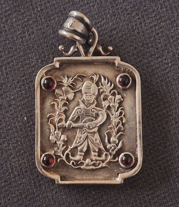 Srebrny medalion z ametystami