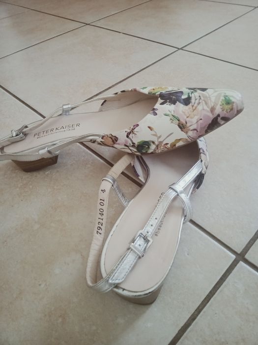 Продам босоніжки з гарним квітковим принтом