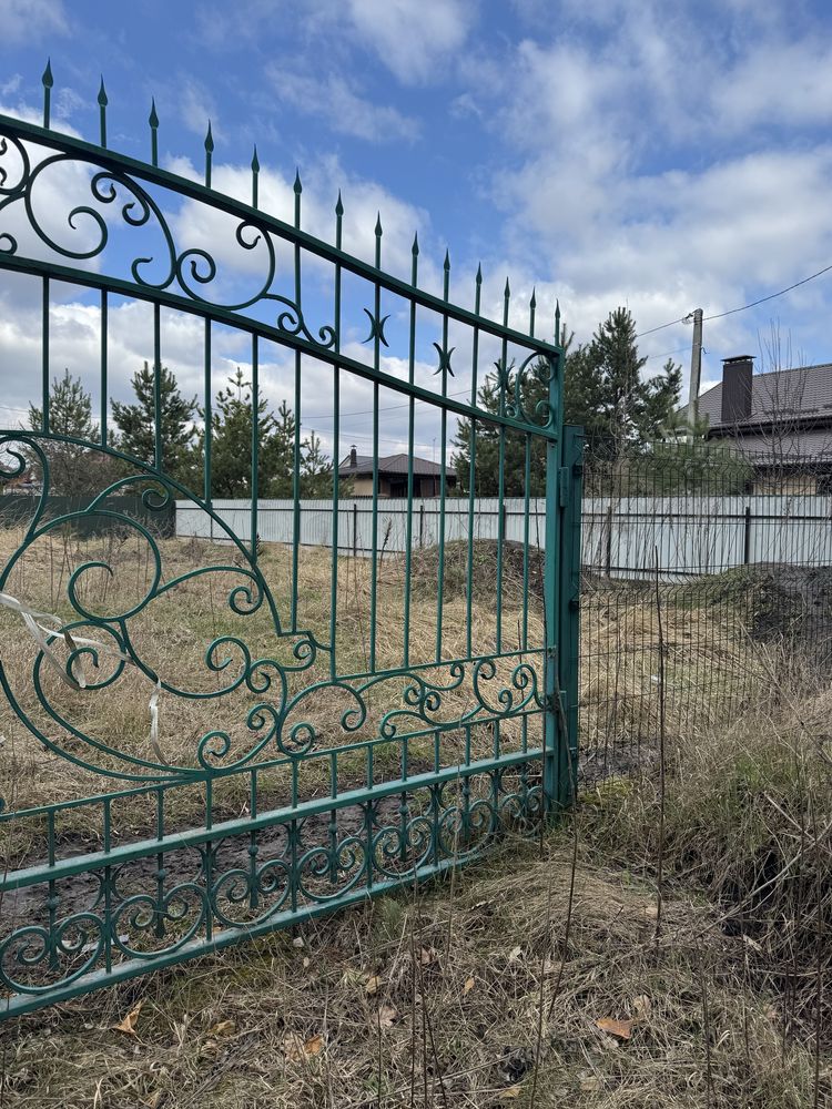 Продається земельна ділянка фасадна Тетерівка, обгороджена забором.