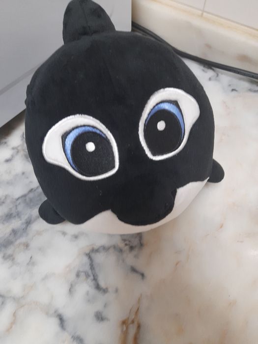 Boneco de peluche orca, branco e preto