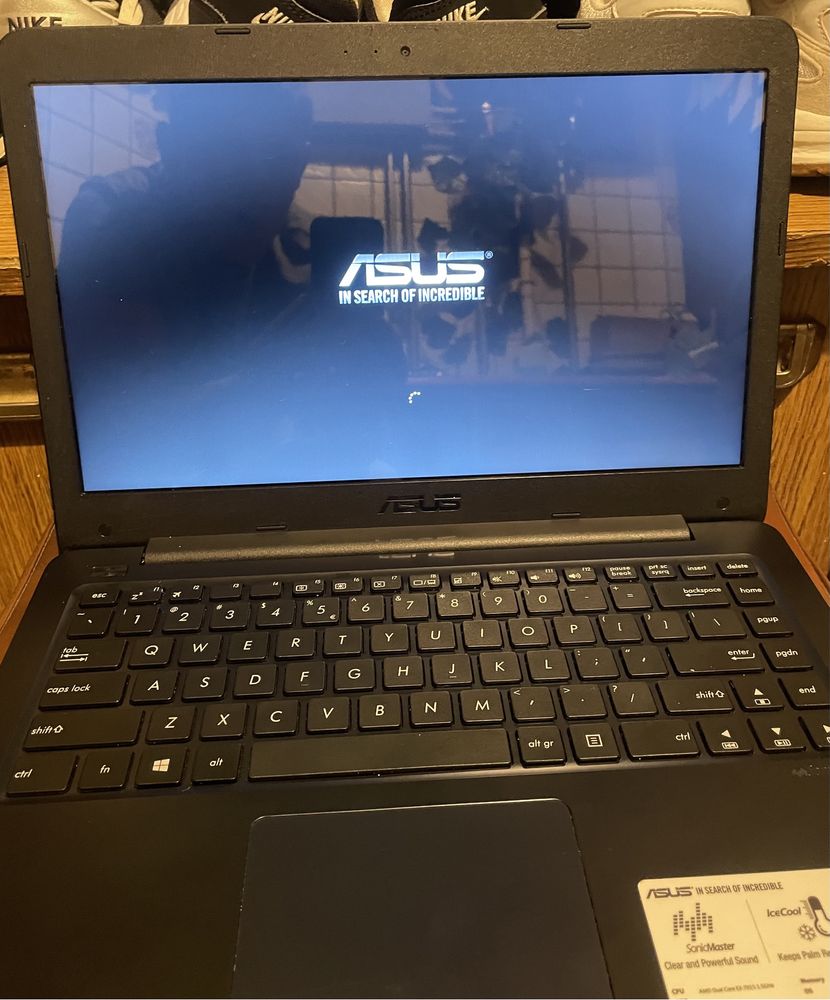 Sprzedam laptopa ASUS-E402Y