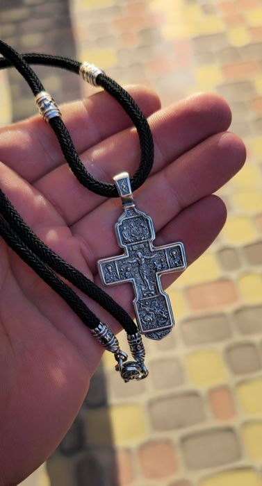 Срібний набір хрестик на шовкоовому шнурку з срібними вставками.
