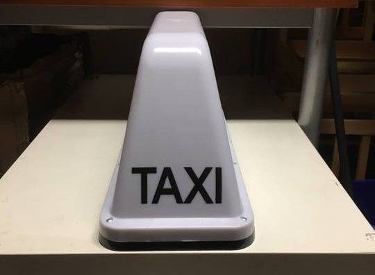 Lampa Uber-Taxi oświetlona