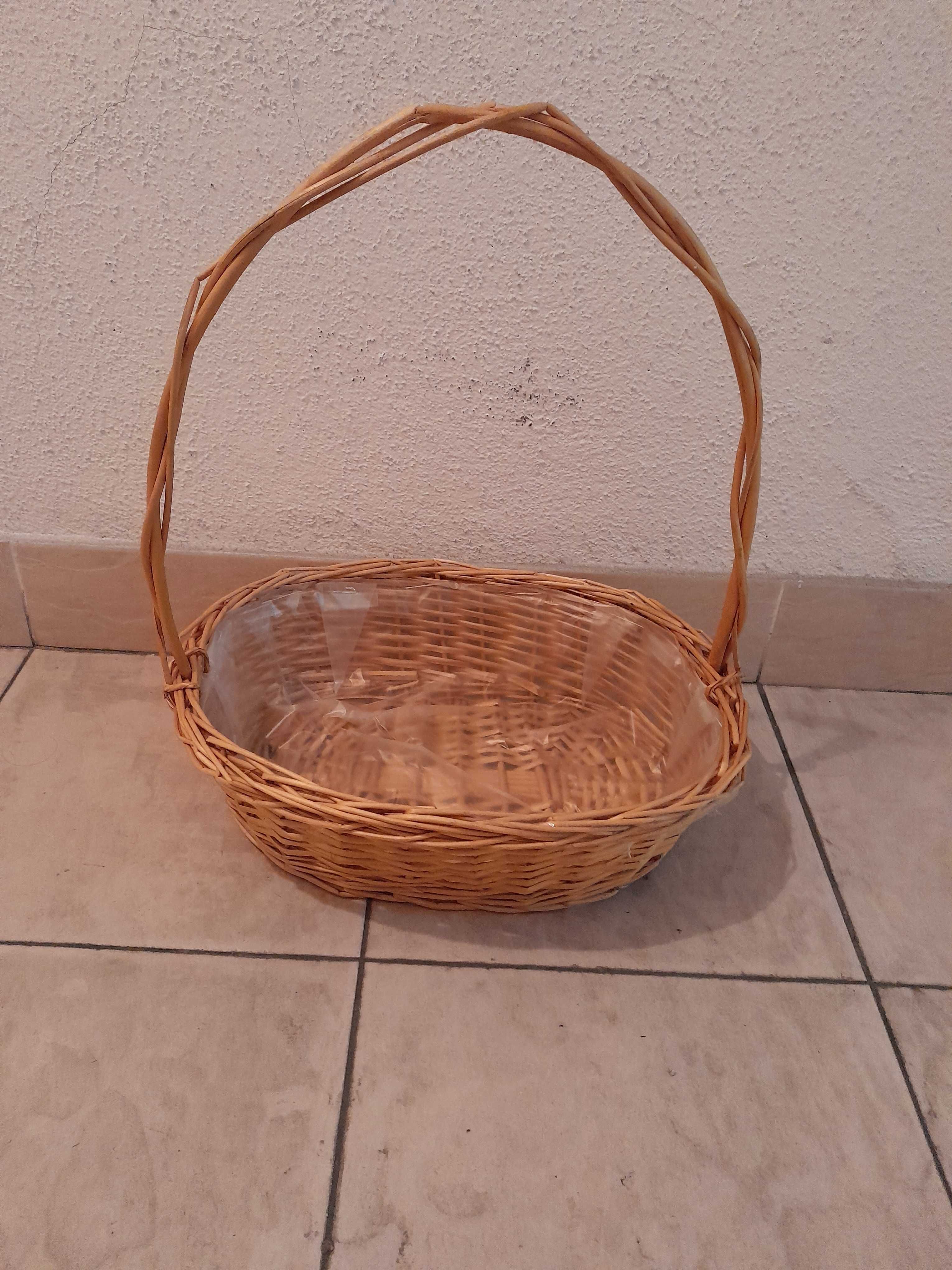 Cesta  em verga  clara