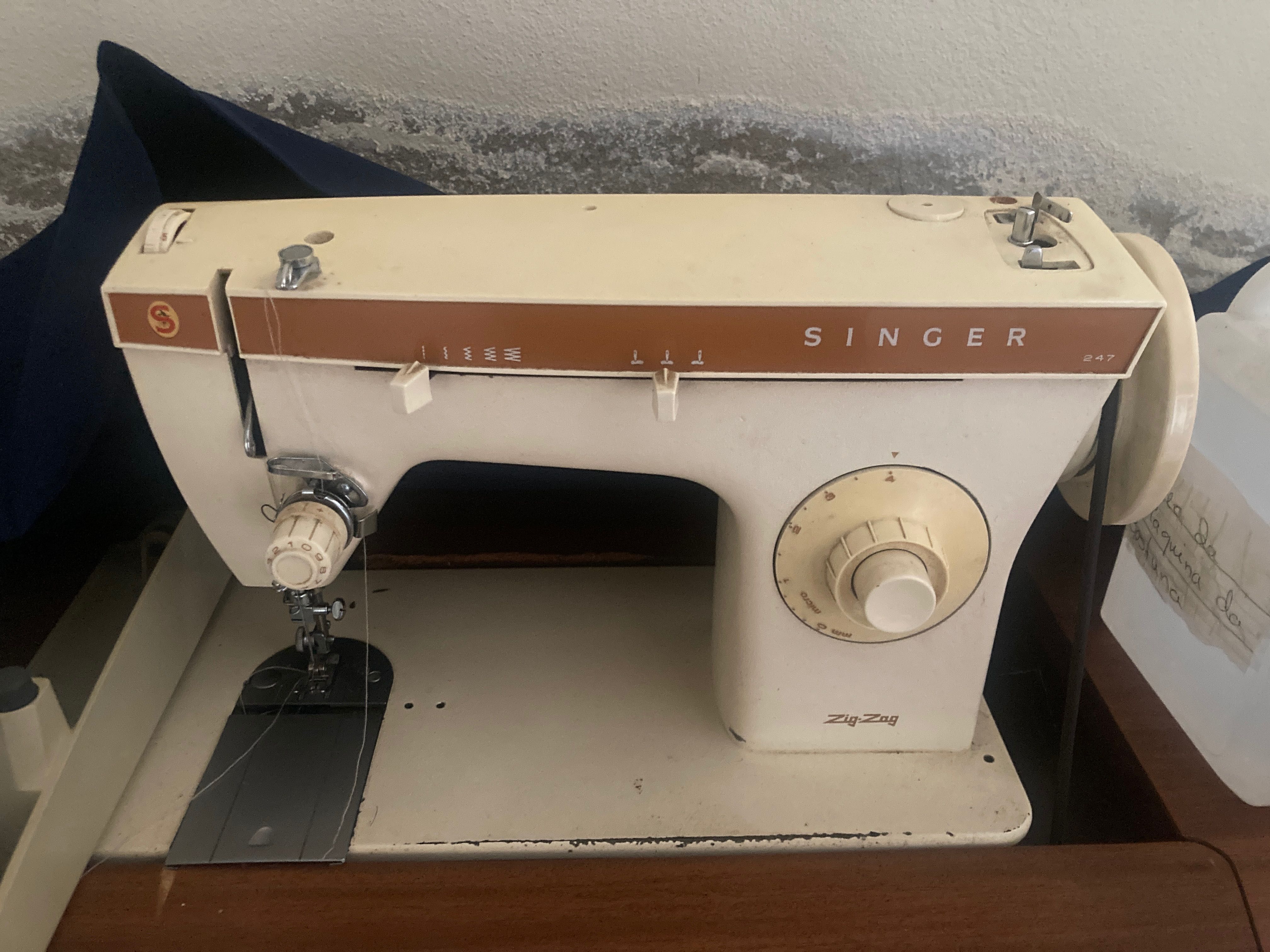 Maquina costura com mesa